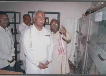 Dada Idate with RSS ChiefMohan Bhagwat