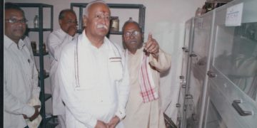 Dada Idate with RSS ChiefMohan Bhagwat