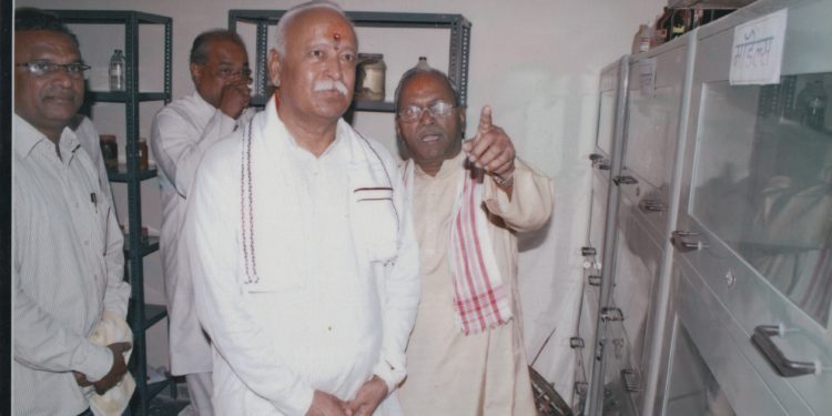 Dada Idate with RSS ChiefMohan Bhagwat
