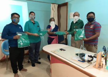 Shalaka Khare giving apron to docters