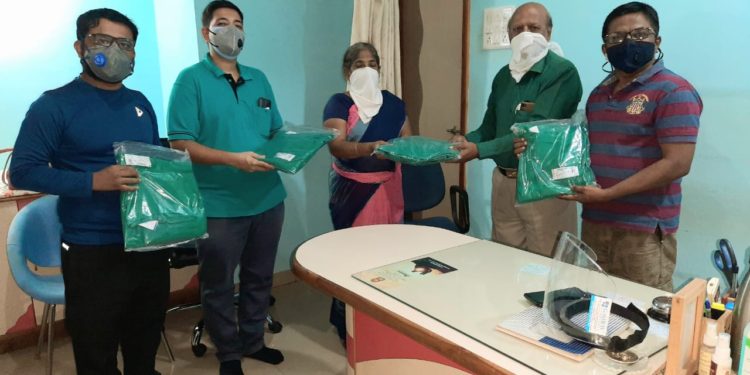 Shalaka Khare giving apron to docters