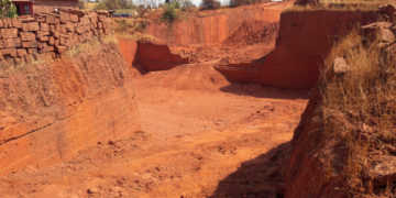 कोकणातील चिरेखाण व्यवसायाला परवानगी मिळावी