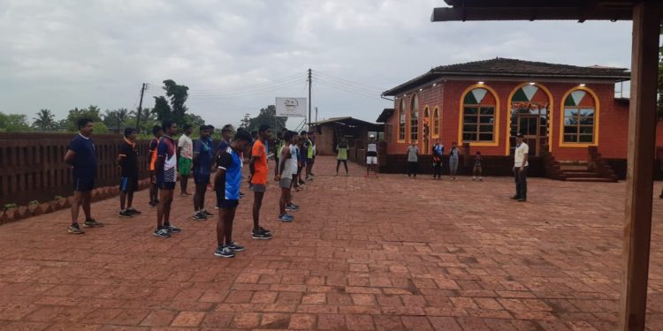 निवृत्त पोलीस निरक्षक देत आहेत पोलीस भरतीचे धडे