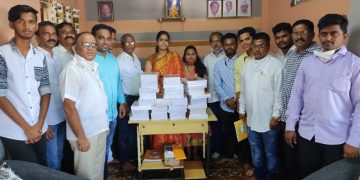 राष्ट्रवादी विद्यार्थी काँग्रेसतर्फे गरजूंना वह्या वाटप