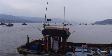 रेड अलर्टमुळे साडेतीनशे नौका किनारपट्टीला