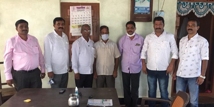 राष्ट्रवादीच्या पदाधिकाऱ्यांनी  स्व. सदाशेठ आरेकरांच्या प्रतिमेचे घेतले आशीर्वाद