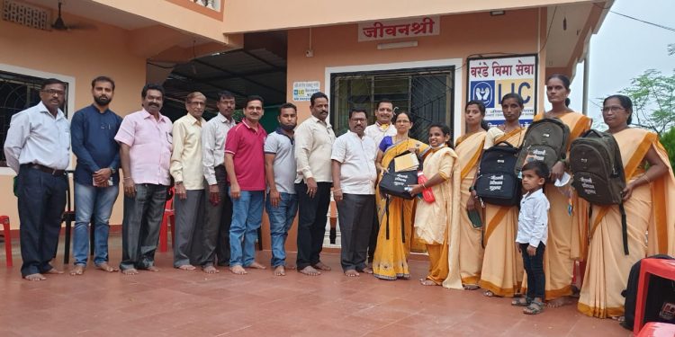 आशा सेविकांचा जीवनश्री प्रतिष्ठानतर्फे सन्मान