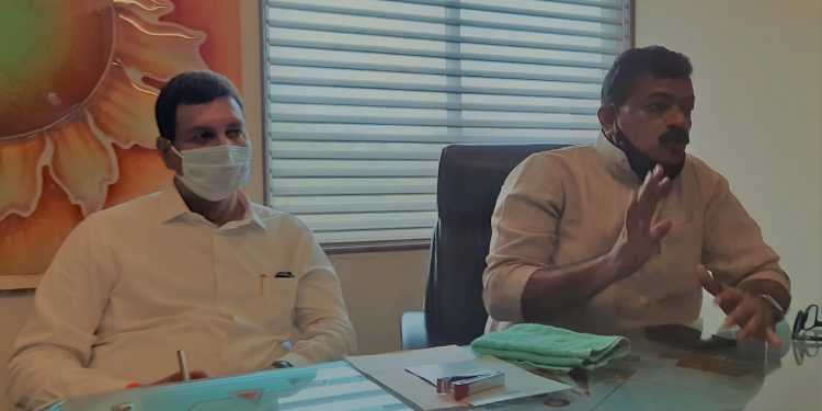 दुसऱ्याचे दात कोरुन स्वत:चे पोट भरणे ही विकृती