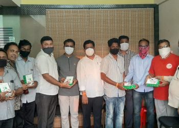पत्रकारांना आमदार जाधवांनी दिले ऑक्सि व पल्समिटर