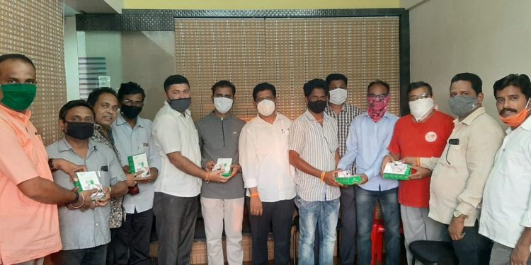 पत्रकारांना आमदार जाधवांनी दिले ऑक्सि व पल्समिटर