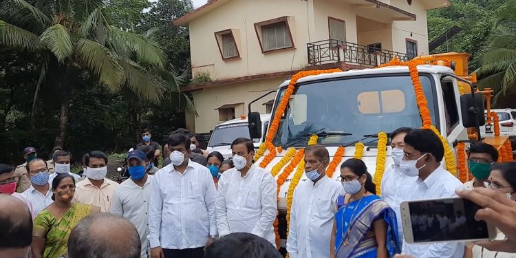 खासदार तटकरेंनी केले ट्रिनिटी सक्शन व्हॅनचे उद्घाटन