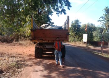 नियम धाब्यावर बसवून दगडांची वहातूक