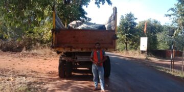 नियम धाब्यावर बसवून दगडांची वहातूक