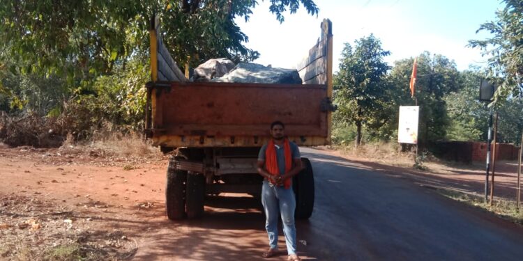 नियम धाब्यावर बसवून दगडांची वहातूक