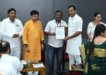 Rashtriy Sarapanch Sansad : एमआयटी, पुणे' शिक्षणसंस्थासमूहाचे कार्यकारी अध्यक्ष श्री. राहुल कराड यांच्या हस्ते नियुक्तीपत्र स्वीकारतांना श्री. सुहास सातार्डेकर.