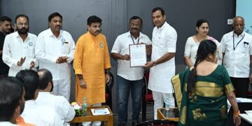 Rashtriy Sarapanch Sansad : एमआयटी, पुणे' शिक्षणसंस्थासमूहाचे कार्यकारी अध्यक्ष श्री. राहुल कराड यांच्या हस्ते नियुक्तीपत्र स्वीकारतांना श्री. सुहास सातार्डेकर.