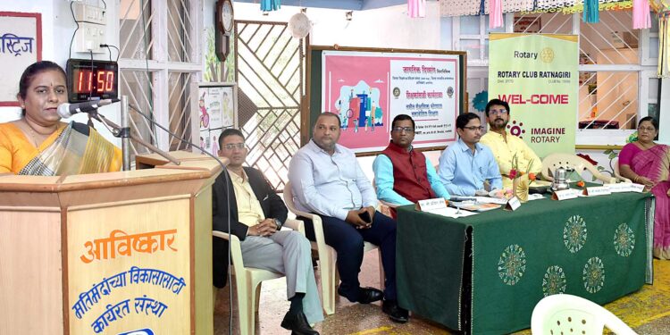 Workshop at Aavishkar Institute: आविष्कार संस्थेत आयोजित कार्यक्रमात बोलताना जिल्हा शल्य चिकीत्सक डॉ. संघमित्रा फुले.