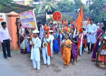 Children's Dindi at Swami Swaroopanand Temple