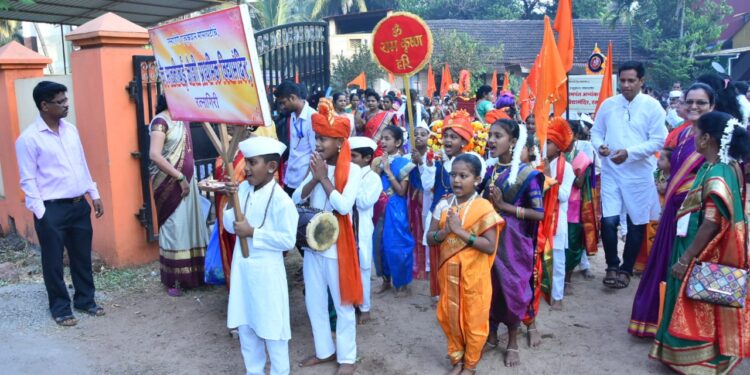 Children's Dindi at Swami Swaroopanand Temple