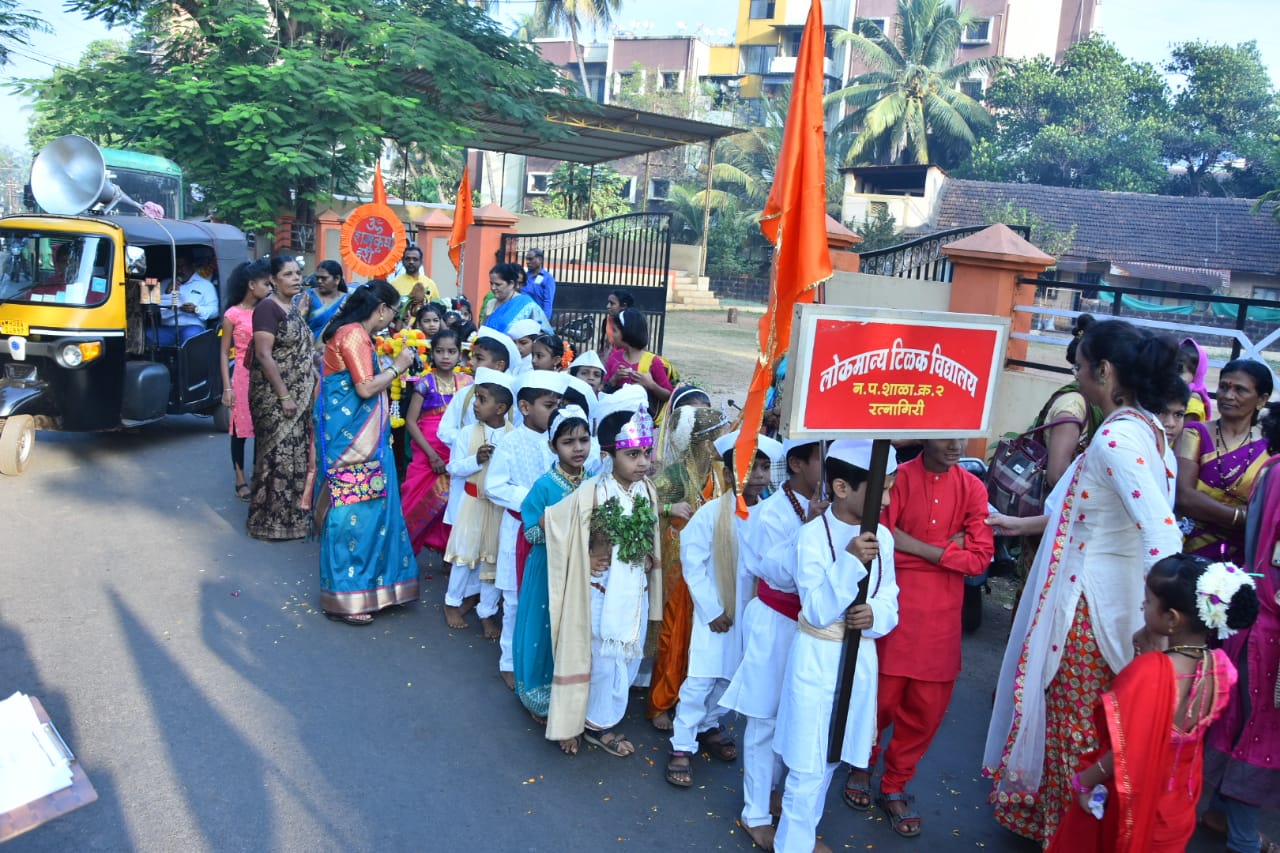 Children's Dindi at Swami Swaroopanand Temple