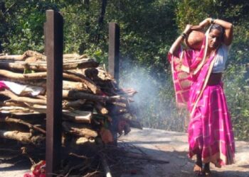 The girl gave fire to her mother