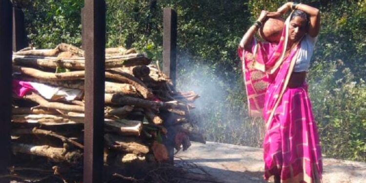 The girl gave fire to her mother