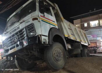 Dumper went into the sewer at Shringartali