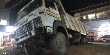 Dumper went into the sewer at Shringartali