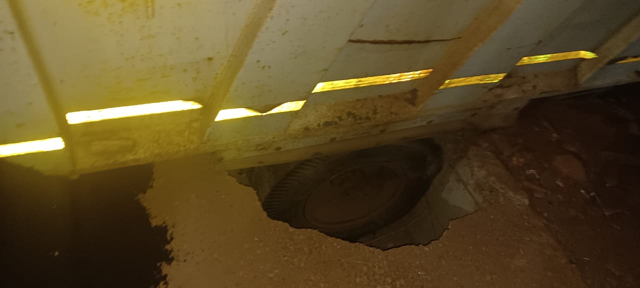 Dumper went into the sewer at Shringartali