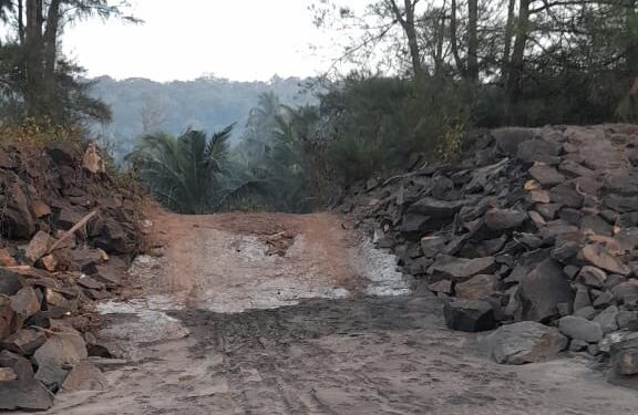 Illegal sand extraction in Velaneshwar
