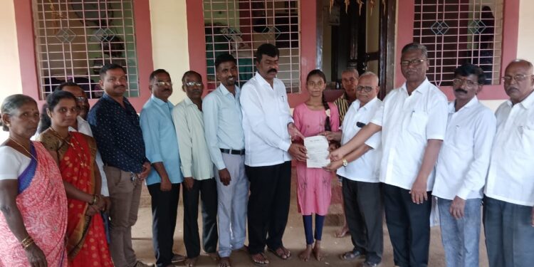 Financial help to Sonali by Kunbi Sangh