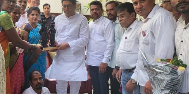 The newly elected members met Thackeray