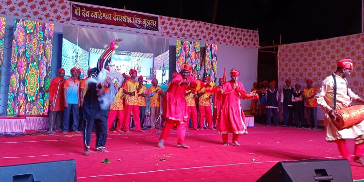 Crowd of spectators at Vyadeshwar festival