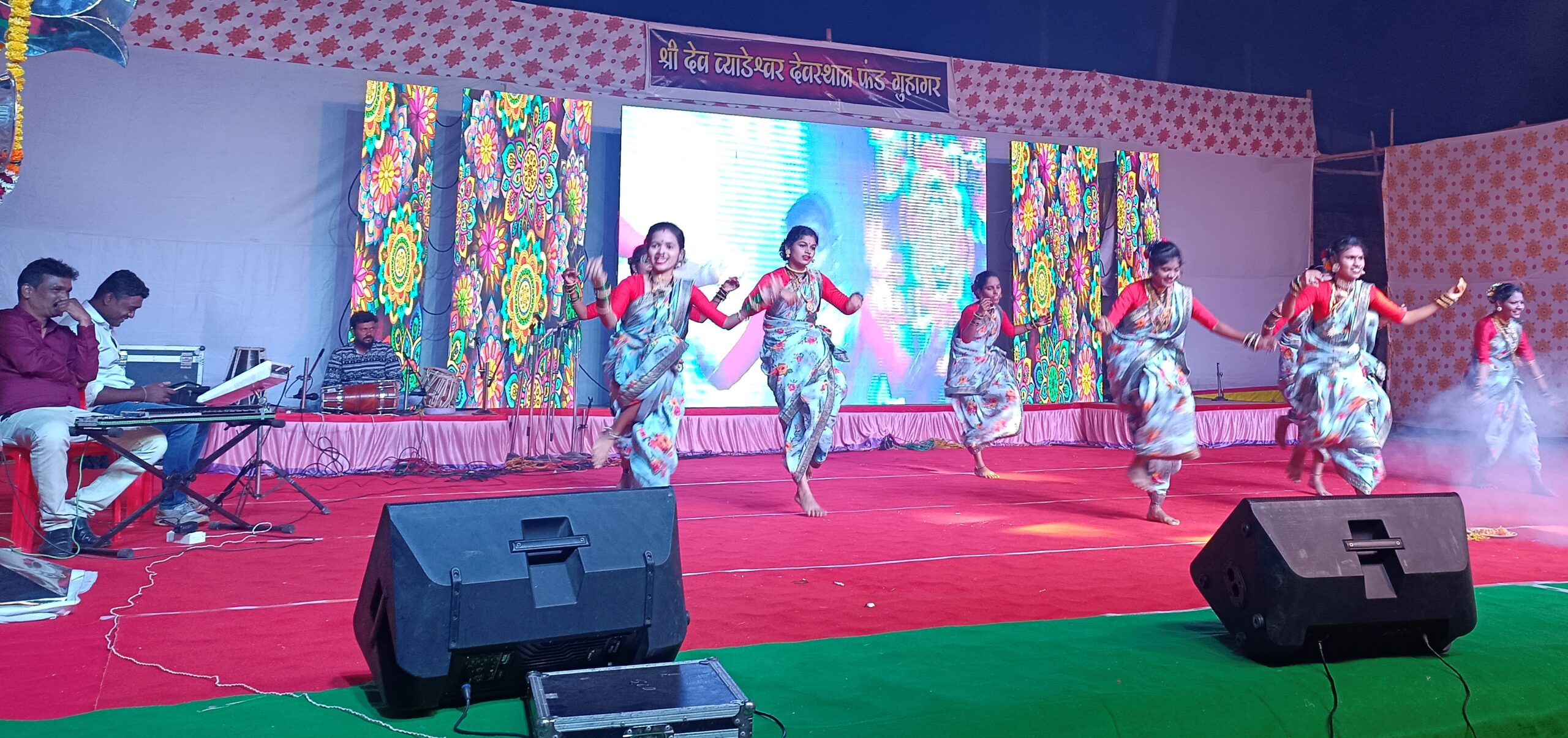 Crowd of spectators at Vyadeshwar festival