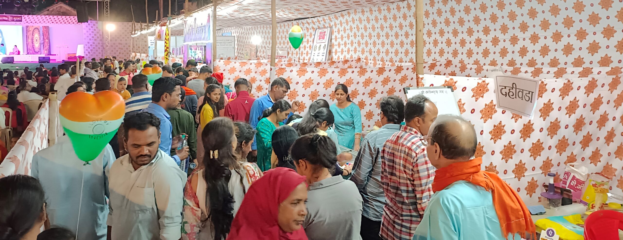 Crowd of spectators at Vyadeshwar festival