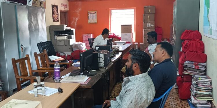 हरकती स्विकारणारा अधिकारीच अनुपस्थित