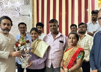 Nilesh Rane felicitated Apeksha Sutar