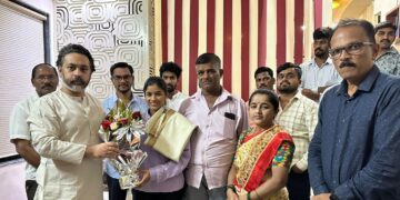 Nilesh Rane felicitated Apeksha Sutar