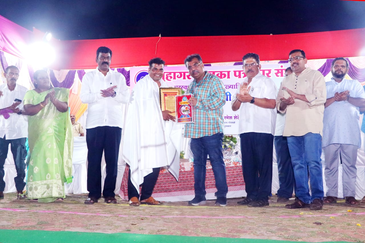 Award distribution ceremony : सरपंच मंगेश सोलकर यांना स्व. वासुदेव निमकर कार्यशील सरपंच पुरस्काराने गौरविताना मंत्री रविंद्र चव्हाण