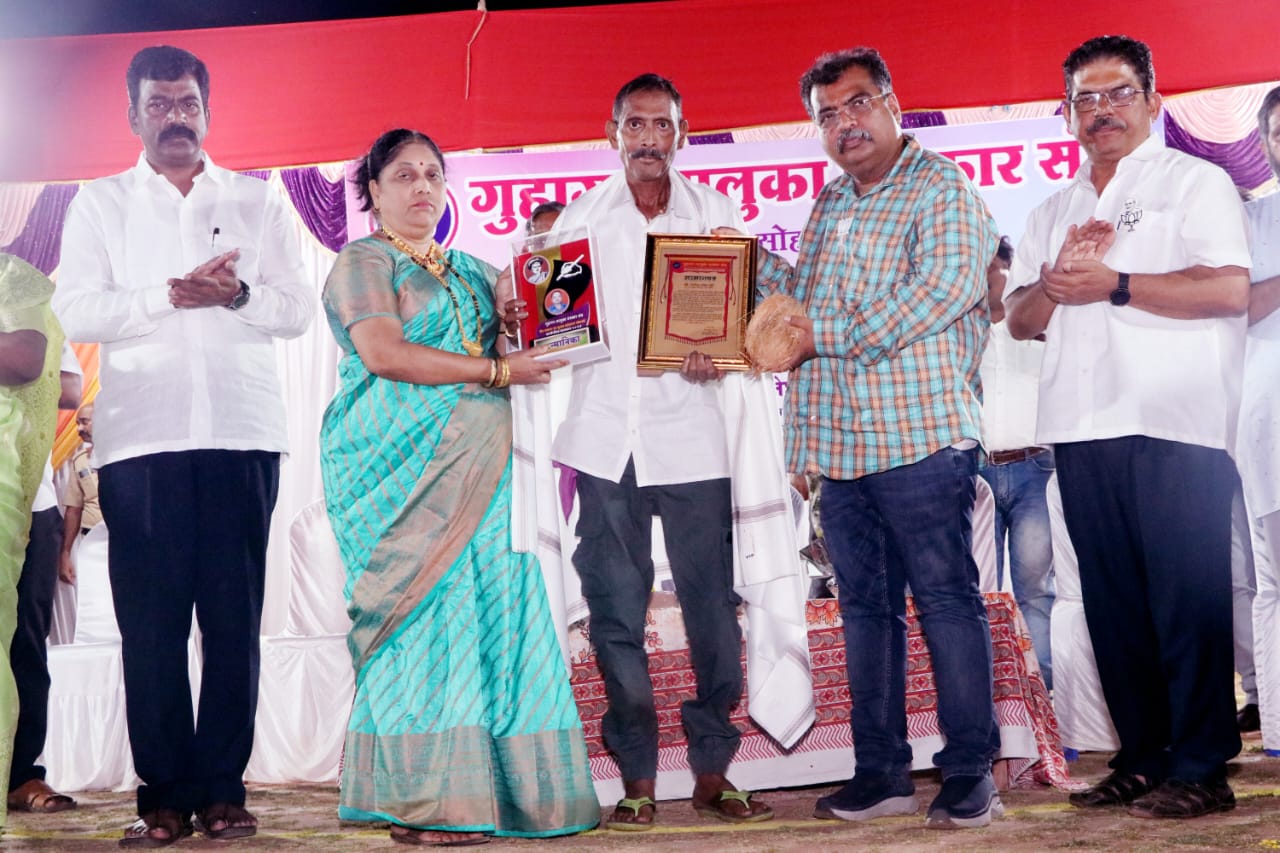 Award distribution ceremony :राजेश शेटे यांना स्व. सुभाष गोयथळे कार्य गौरव पुरस्काराने गौरविताना मंत्री रविंद्र चव्हाण Award distribution ceremony :राजेश शेटे यांना स्व. सुभाष गोयथळे कार्य गौरव पुरस्काराने गौरविताना मंत्री रविंद्र चव्हाण