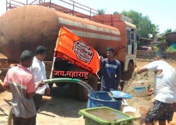 मनसे तर्फे टंचाईग्रस्त गावात पाणी पुरवठा