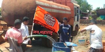 मनसे तर्फे टंचाईग्रस्त गावात पाणी पुरवठा