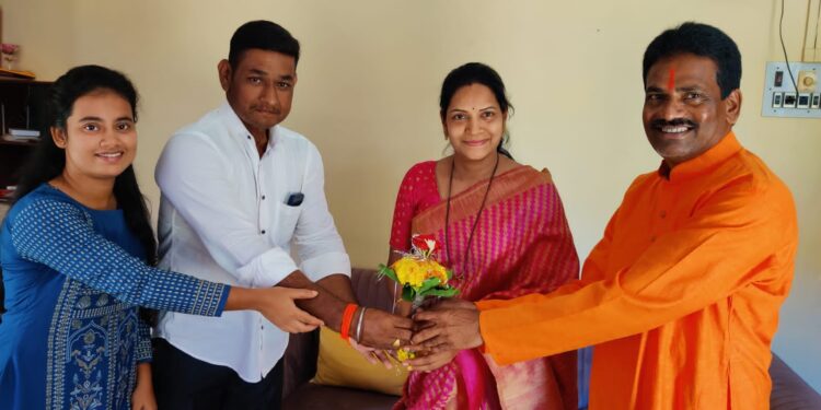 मनसे तर्फे टंचाईग्रस्त गावात पाणी पुरवठा