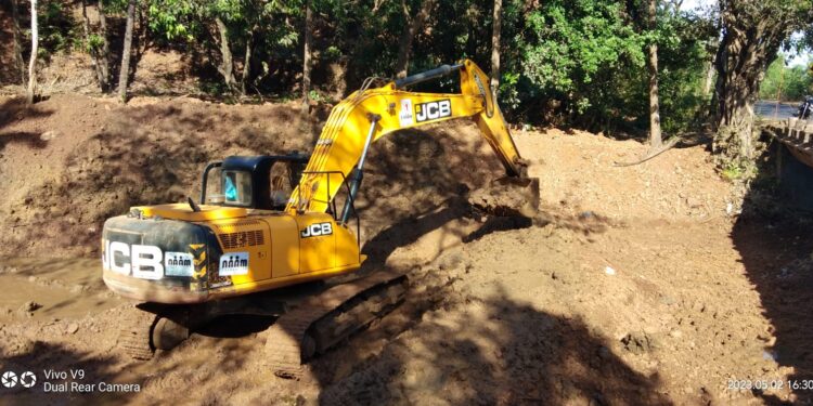 Start of silt pumping work in Kajarghati