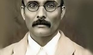 रत्नागिरी, ता.13 : महाराष्ट्र शासनाचे पर्यटन संचालनालय आणि मुंबईतील विवेक व्यासपीठ यांच्या संयुक्त विद्यमाने स्वातंत्र्यवीर वि. दा. सावरकर यांच्या १४० व्या जयंतीनिमित्त स्वा. सावरकर विचार जागरण सप्ताह रंगणार आहे. वीरभूमी परिक्रमेअंतर्गत हा सोहळा येत्या २१ ते २८ मे दरम्यान होणार आहे. यानिमित्ताने वक्तृत्व, रांगोळी स्पर्धा, पथनाट्ये, वाळूशिल्प यांसह विनायका रे हा संगीतमय कार्यक्रम, शोभायात्रा आणि सहभोजन कार्यक्रमाचे आयोजन रत्नागिरीत करण्यात आले आहे. या सर्व कार्यक्रमांकरिता पतितपावन मंदिर संस्था, भागोजीशेठ कीर ट्रस्ट आणि विठ्ठल मंदिर देवस्थान यांच्यासह हिंदुत्ववादी संघटनांचे सहकार्य लाभत आहे. नियोजनाकरिता समितीही गठित करण्यात आली आहे. Savarkar Thought Awakening Week in Ratnagiri या सप्ताहाची सुरवात २१ मे रोजी सकाळी ९ वाजता स्वा. सावरकर चौक ते हनुमान मंदिर, शिरगाव इथपर्यंत बाईक रॅलीने करण्यात येणार आहे. यात शेकडो बाईकस्वार सहभागी होतील. याच दिवशी सायंकाळी ७ वाजता स्वा. सावरकर नाट्यगृहामध्ये त्या तिघी (स्वातंत्र्यकुंडातील अज्ञात समिधा) हे सावरकर कुटुंबातील महिलांच्या त्यागाचे मूर्तीमंत प्रतिक दाखवणारे नाट्य सादर होईल. पुण्यातील अभिव्यक्त संस्थेतर्फे याचे सादरीकरण होणार आहे. २२ मे रोजी सकाळी ११ वाजता रांगोळी स्पर्धा व प्रदर्शन पतितपावन मंदिरात सुरू होईल. २३ मे रोजी सकाळी ११ वाजता आठवडा बाजार व नंतर स्वा. सावरकर चौक येथे देव, घैसास, कीर वरिष्ठ महाविद्यालयाचे राष्ट्रीय सेवा योजनेचे विद्यार्थी वीर सावरकरांवर आधारित पथनाट्य सादर करतील. २४ मे रोजी सकाळी ११ वाजता विठ्ठल मंदिर येथे वक्तृत्व स्पर्धा होणार आहे. Savarkar Thought Awakening Week in Ratnagiri गुरुवारी (ता. २५) रेल्वेस्टेशन आणि मारुती मंदिर चौक येथे पथनाट्य सादर केले जाणार आहे. याच दिवशी सायंकाळी ६.३० वाजता राष्ट्रीय कीर्तनकार हभप चारुदत्त आफळेबुवा यांचे कीर्तन साळवी स्टॉप-नाचणे लिंक रोड येथील ओम साई मित्रमंडळाच्या हॉलमध्ये होणार आहे. स्वा. सावरकरांचे हिंदुत्वाचे विचार यावर कीर्तनकार आफळे विवेचन करणार आहेत. २६ मे रोजी वाळूशिल्प भाट्ये समुद्रकिनाऱ्यावर शिल्पकार अमित पेडणेकर साकारणार आहेत. सायंकाळी ६ वाजता त्याचे अनावरण करण्यात येणार आहे. सप्ताहात असे विविध कार्यक्रम होत असताना स्वा. सावरकरांच्या गीते, कवितांवर आधारित विनायका रे... हा संगीतमय कार्यक्रम २७ मे रोजी सायंकाळी ७ वाजता स्वा. सावरकर नाट्यगृहात (वातानुकूलित) रंगणार आहे. लिटिल चॅंप फेम आणि रत्नागिरीचा सुपुत्र गायक प्रथमेश लघाटे व आघाडीची गायिका मुग्धा वैशंपायन वीर सावरकरांचे गीते सादर करणार आहेत. Savarkar Thought Awakening Week in Ratnagiri वीर सावरकरांची १४० वी जयंती येत्या २८ मे रोजी आहे. या जयंतीचे औचित्य साधून आठवडाभर विविध कार्यक्रम होत असून त्याची सांगता २८ मे रोजी होणार आहे. या दिवशी सकाळी ९ वाजता मध्यवर्ती कारागृह स्वा. सावरकर स्मारक येथून जयस्तंभ, एसटी स्टॅंड, राम आळी, गोखले नाका, गाडीतळ मार्गे पतितपावन मंदिर येथे शोभायात्रा काढण्यात येणार आहे. यामध्ये सुमारे दहा संस्थांचे चित्ररथ सहभागी होणार आहेत. याकरिता नियोजन करण्यात येत आहे. हिंदुत्ववादी संस्थांसह मंदिर संस्था, ज्ञाती संस्थाही यात सहभागी होणार आहे. ही शोभायात्रा विराट होईल, याकरिता संयोजकांनी तयारी केली आहे. ही शोभायात्रा पतितपावन मंदिरात पोहोचली की तेथे ११.३० वाजता सहभोजनाचा कार्यक्रमही आयोजित केला आहे. शोभायात्रेमध्ये पर्यटन मंत्री मंगल प्रभात लोढा हेसुद्धा सहभागी होणार आहेत. Savarkar Thought Awakening Week in Ratnagiri या सर्व कार्यक्रमांना रत्नागिरीकरांनी मोठ्या संख्येने उपस्थित राहावे, असे आवाहन पर्यटन संचालनालय, पतितपावन मंदिर संस्था, श्री भागोजीशेठ कीर ट्रस्ट आणि विवेक व्यासपीठ यांच्यावतीने करण्यात येत आहे. Savarkar Thought Awakening Week in Ratnagiri