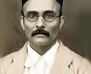 रत्नागिरी, ता.13 : महाराष्ट्र शासनाचे पर्यटन संचालनालय आणि मुंबईतील विवेक व्यासपीठ यांच्या संयुक्त विद्यमाने स्वातंत्र्यवीर वि. दा. सावरकर यांच्या १४० व्या जयंतीनिमित्त स्वा. सावरकर विचार जागरण सप्ताह रंगणार आहे. वीरभूमी परिक्रमेअंतर्गत हा सोहळा येत्या २१ ते २८ मे दरम्यान होणार आहे. यानिमित्ताने वक्तृत्व, रांगोळी स्पर्धा, पथनाट्ये, वाळूशिल्प यांसह विनायका रे हा संगीतमय कार्यक्रम, शोभायात्रा आणि सहभोजन कार्यक्रमाचे आयोजन रत्नागिरीत करण्यात आले आहे. या सर्व कार्यक्रमांकरिता पतितपावन मंदिर संस्था, भागोजीशेठ कीर ट्रस्ट आणि विठ्ठल मंदिर देवस्थान यांच्यासह हिंदुत्ववादी संघटनांचे सहकार्य लाभत आहे. नियोजनाकरिता समितीही गठित करण्यात आली आहे. Savarkar Thought Awakening Week in Ratnagiri या सप्ताहाची सुरवात २१ मे रोजी सकाळी ९ वाजता स्वा. सावरकर चौक ते हनुमान मंदिर, शिरगाव इथपर्यंत बाईक रॅलीने करण्यात येणार आहे. यात शेकडो बाईकस्वार सहभागी होतील. याच दिवशी सायंकाळी ७ वाजता स्वा. सावरकर नाट्यगृहामध्ये त्या तिघी (स्वातंत्र्यकुंडातील अज्ञात समिधा) हे सावरकर कुटुंबातील महिलांच्या त्यागाचे मूर्तीमंत प्रतिक दाखवणारे नाट्य सादर होईल. पुण्यातील अभिव्यक्त संस्थेतर्फे याचे सादरीकरण होणार आहे. २२ मे रोजी सकाळी ११ वाजता रांगोळी स्पर्धा व प्रदर्शन पतितपावन मंदिरात सुरू होईल. २३ मे रोजी सकाळी ११ वाजता आठवडा बाजार व नंतर स्वा. सावरकर चौक येथे देव, घैसास, कीर वरिष्ठ महाविद्यालयाचे राष्ट्रीय सेवा योजनेचे विद्यार्थी वीर सावरकरांवर आधारित पथनाट्य सादर करतील. २४ मे रोजी सकाळी ११ वाजता विठ्ठल मंदिर येथे वक्तृत्व स्पर्धा होणार आहे. Savarkar Thought Awakening Week in Ratnagiri गुरुवारी (ता. २५) रेल्वेस्टेशन आणि मारुती मंदिर चौक येथे पथनाट्य सादर केले जाणार आहे. याच दिवशी सायंकाळी ६.३० वाजता राष्ट्रीय कीर्तनकार हभप चारुदत्त आफळेबुवा यांचे कीर्तन साळवी स्टॉप-नाचणे लिंक रोड येथील ओम साई मित्रमंडळाच्या हॉलमध्ये होणार आहे. स्वा. सावरकरांचे हिंदुत्वाचे विचार यावर कीर्तनकार आफळे विवेचन करणार आहेत. २६ मे रोजी वाळूशिल्प भाट्ये समुद्रकिनाऱ्यावर शिल्पकार अमित पेडणेकर साकारणार आहेत. सायंकाळी ६ वाजता त्याचे अनावरण करण्यात येणार आहे. सप्ताहात असे विविध कार्यक्रम होत असताना स्वा. सावरकरांच्या गीते, कवितांवर आधारित विनायका रे... हा संगीतमय कार्यक्रम २७ मे रोजी सायंकाळी ७ वाजता स्वा. सावरकर नाट्यगृहात (वातानुकूलित) रंगणार आहे. लिटिल चॅंप फेम आणि रत्नागिरीचा सुपुत्र गायक प्रथमेश लघाटे व आघाडीची गायिका मुग्धा वैशंपायन वीर सावरकरांचे गीते सादर करणार आहेत. Savarkar Thought Awakening Week in Ratnagiri वीर सावरकरांची १४० वी जयंती येत्या २८ मे रोजी आहे. या जयंतीचे औचित्य साधून आठवडाभर विविध कार्यक्रम होत असून त्याची सांगता २८ मे रोजी होणार आहे. या दिवशी सकाळी ९ वाजता मध्यवर्ती कारागृह स्वा. सावरकर स्मारक येथून जयस्तंभ, एसटी स्टॅंड, राम आळी, गोखले नाका, गाडीतळ मार्गे पतितपावन मंदिर येथे शोभायात्रा काढण्यात येणार आहे. यामध्ये सुमारे दहा संस्थांचे चित्ररथ सहभागी होणार आहेत. याकरिता नियोजन करण्यात येत आहे. हिंदुत्ववादी संस्थांसह मंदिर संस्था, ज्ञाती संस्थाही यात सहभागी होणार आहे. ही शोभायात्रा विराट होईल, याकरिता संयोजकांनी तयारी केली आहे. ही शोभायात्रा पतितपावन मंदिरात पोहोचली की तेथे ११.३० वाजता सहभोजनाचा कार्यक्रमही आयोजित केला आहे. शोभायात्रेमध्ये पर्यटन मंत्री मंगल प्रभात लोढा हेसुद्धा सहभागी होणार आहेत. Savarkar Thought Awakening Week in Ratnagiri या सर्व कार्यक्रमांना रत्नागिरीकरांनी मोठ्या संख्येने उपस्थित राहावे, असे आवाहन पर्यटन संचालनालय, पतितपावन मंदिर संस्था, श्री भागोजीशेठ कीर ट्रस्ट आणि विवेक व्यासपीठ यांच्यावतीने करण्यात येत आहे. Savarkar Thought Awakening Week in Ratnagiri