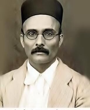 रत्नागिरी, ता.13 : महाराष्ट्र शासनाचे पर्यटन संचालनालय आणि मुंबईतील विवेक व्यासपीठ यांच्या संयुक्त विद्यमाने स्वातंत्र्यवीर वि. दा. सावरकर यांच्या १४० व्या जयंतीनिमित्त स्वा. सावरकर विचार जागरण सप्ताह रंगणार आहे. वीरभूमी परिक्रमेअंतर्गत हा सोहळा येत्या २१ ते २८ मे दरम्यान होणार आहे. यानिमित्ताने वक्तृत्व, रांगोळी स्पर्धा, पथनाट्ये, वाळूशिल्प यांसह विनायका रे हा संगीतमय कार्यक्रम, शोभायात्रा आणि सहभोजन कार्यक्रमाचे आयोजन रत्नागिरीत करण्यात आले आहे. या सर्व कार्यक्रमांकरिता पतितपावन मंदिर संस्था, भागोजीशेठ कीर ट्रस्ट आणि विठ्ठल मंदिर देवस्थान यांच्यासह हिंदुत्ववादी संघटनांचे सहकार्य लाभत आहे. नियोजनाकरिता समितीही गठित करण्यात आली आहे. Savarkar Thought Awakening Week in Ratnagiri या सप्ताहाची सुरवात २१ मे रोजी सकाळी ९ वाजता स्वा. सावरकर चौक ते हनुमान मंदिर, शिरगाव इथपर्यंत बाईक रॅलीने करण्यात येणार आहे. यात शेकडो बाईकस्वार सहभागी होतील. याच दिवशी सायंकाळी ७ वाजता स्वा. सावरकर नाट्यगृहामध्ये त्या तिघी (स्वातंत्र्यकुंडातील अज्ञात समिधा) हे सावरकर कुटुंबातील महिलांच्या त्यागाचे मूर्तीमंत प्रतिक दाखवणारे नाट्य सादर होईल. पुण्यातील अभिव्यक्त संस्थेतर्फे याचे सादरीकरण होणार आहे. २२ मे रोजी सकाळी ११ वाजता रांगोळी स्पर्धा व प्रदर्शन पतितपावन मंदिरात सुरू होईल. २३ मे रोजी सकाळी ११ वाजता आठवडा बाजार व नंतर स्वा. सावरकर चौक येथे देव, घैसास, कीर वरिष्ठ महाविद्यालयाचे राष्ट्रीय सेवा योजनेचे विद्यार्थी वीर सावरकरांवर आधारित पथनाट्य सादर करतील. २४ मे रोजी सकाळी ११ वाजता विठ्ठल मंदिर येथे वक्तृत्व स्पर्धा होणार आहे. Savarkar Thought Awakening Week in Ratnagiri गुरुवारी (ता. २५) रेल्वेस्टेशन आणि मारुती मंदिर चौक येथे पथनाट्य सादर केले जाणार आहे. याच दिवशी सायंकाळी ६.३० वाजता राष्ट्रीय कीर्तनकार हभप चारुदत्त आफळेबुवा यांचे कीर्तन साळवी स्टॉप-नाचणे लिंक रोड येथील ओम साई मित्रमंडळाच्या हॉलमध्ये होणार आहे. स्वा. सावरकरांचे हिंदुत्वाचे विचार यावर कीर्तनकार आफळे विवेचन करणार आहेत. २६ मे रोजी वाळूशिल्प भाट्ये समुद्रकिनाऱ्यावर शिल्पकार अमित पेडणेकर साकारणार आहेत. सायंकाळी ६ वाजता त्याचे अनावरण करण्यात येणार आहे. सप्ताहात असे विविध कार्यक्रम होत असताना स्वा. सावरकरांच्या गीते, कवितांवर आधारित विनायका रे... हा संगीतमय कार्यक्रम २७ मे रोजी सायंकाळी ७ वाजता स्वा. सावरकर नाट्यगृहात (वातानुकूलित) रंगणार आहे. लिटिल चॅंप फेम आणि रत्नागिरीचा सुपुत्र गायक प्रथमेश लघाटे व आघाडीची गायिका मुग्धा वैशंपायन वीर सावरकरांचे गीते सादर करणार आहेत. Savarkar Thought Awakening Week in Ratnagiri वीर सावरकरांची १४० वी जयंती येत्या २८ मे रोजी आहे. या जयंतीचे औचित्य साधून आठवडाभर विविध कार्यक्रम होत असून त्याची सांगता २८ मे रोजी होणार आहे. या दिवशी सकाळी ९ वाजता मध्यवर्ती कारागृह स्वा. सावरकर स्मारक येथून जयस्तंभ, एसटी स्टॅंड, राम आळी, गोखले नाका, गाडीतळ मार्गे पतितपावन मंदिर येथे शोभायात्रा काढण्यात येणार आहे. यामध्ये सुमारे दहा संस्थांचे चित्ररथ सहभागी होणार आहेत. याकरिता नियोजन करण्यात येत आहे. हिंदुत्ववादी संस्थांसह मंदिर संस्था, ज्ञाती संस्थाही यात सहभागी होणार आहे. ही शोभायात्रा विराट होईल, याकरिता संयोजकांनी तयारी केली आहे. ही शोभायात्रा पतितपावन मंदिरात पोहोचली की तेथे ११.३० वाजता सहभोजनाचा कार्यक्रमही आयोजित केला आहे. शोभायात्रेमध्ये पर्यटन मंत्री मंगल प्रभात लोढा हेसुद्धा सहभागी होणार आहेत. Savarkar Thought Awakening Week in Ratnagiri या सर्व कार्यक्रमांना रत्नागिरीकरांनी मोठ्या संख्येने उपस्थित राहावे, असे आवाहन पर्यटन संचालनालय, पतितपावन मंदिर संस्था, श्री भागोजीशेठ कीर ट्रस्ट आणि विवेक व्यासपीठ यांच्यावतीने करण्यात येत आहे. Savarkar Thought Awakening Week in Ratnagiri