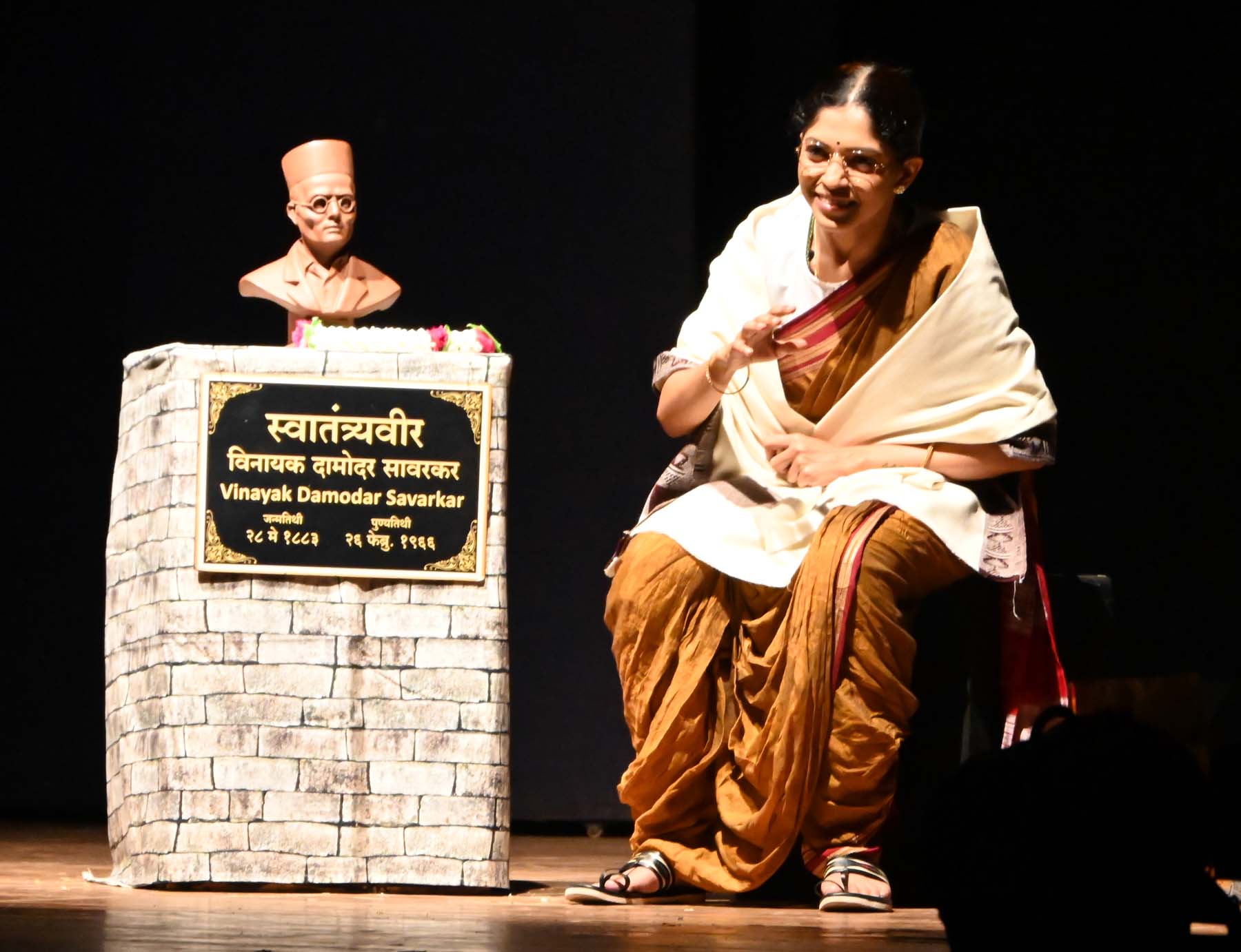 Monologue play by actress Aparna Chothe