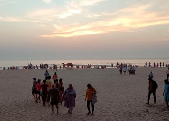 Crowd of tourists due to school and college holidays