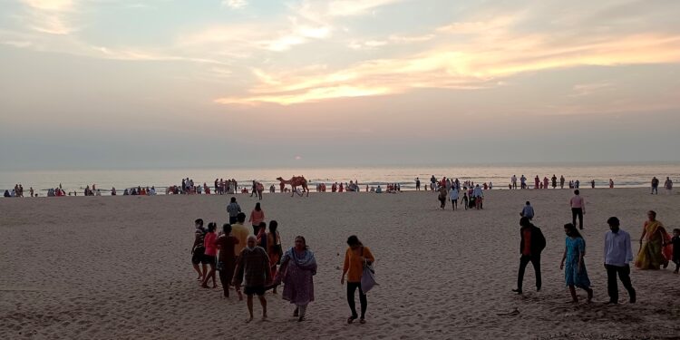 Crowd of tourists due to school and college holidays